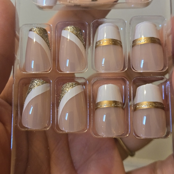 🍒🍒 White & Gold French Tip Press On Nails 24 Pieces - Picture 5 of 8